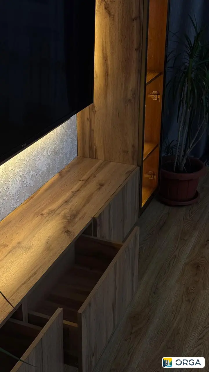 Тумба подвесная Лофт 180/36/30 с витриной, фальш панелью, фурнитурой Белуччи, корпусом EGGER, подсветкой