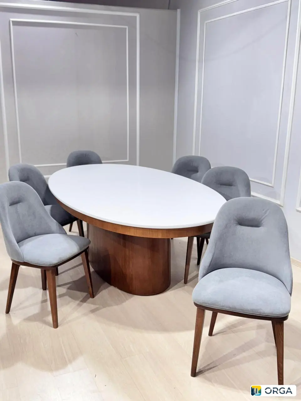 Стол и стулья