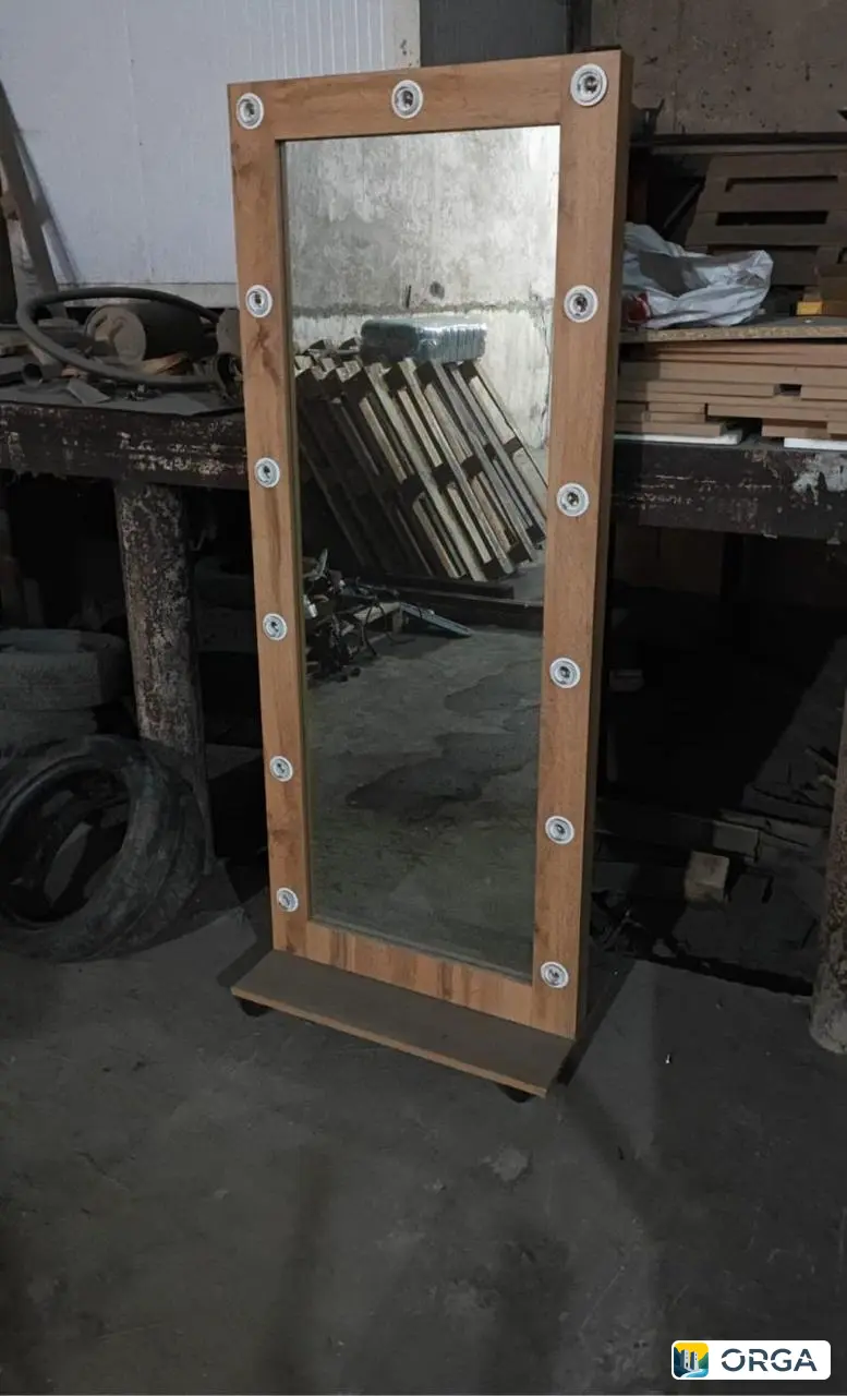 Зеркало новое, сделанное под заказ.