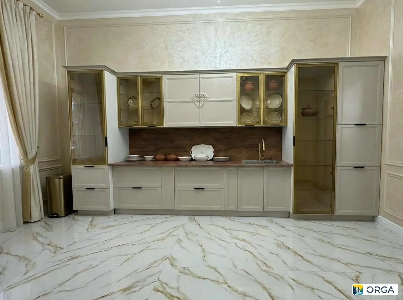 Кухня «КАРАТ» 460, цвет кашемир/золото, ширина 4600 мм, высота 2343 мм