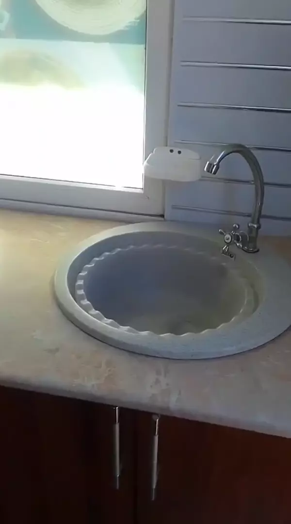 Продаётся оборудованная будка для бизнеса с холодильником, морозильником, печкой, духовкой, микроволновкой и кухонной ме