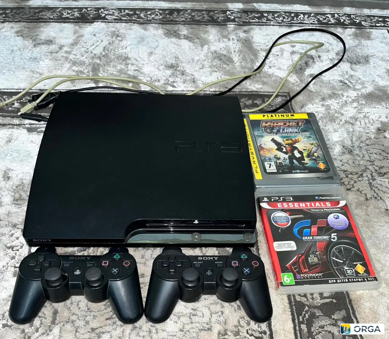 Плейстешн в хорошем состоянии с 2 джойстиками, пультом и зарядкой