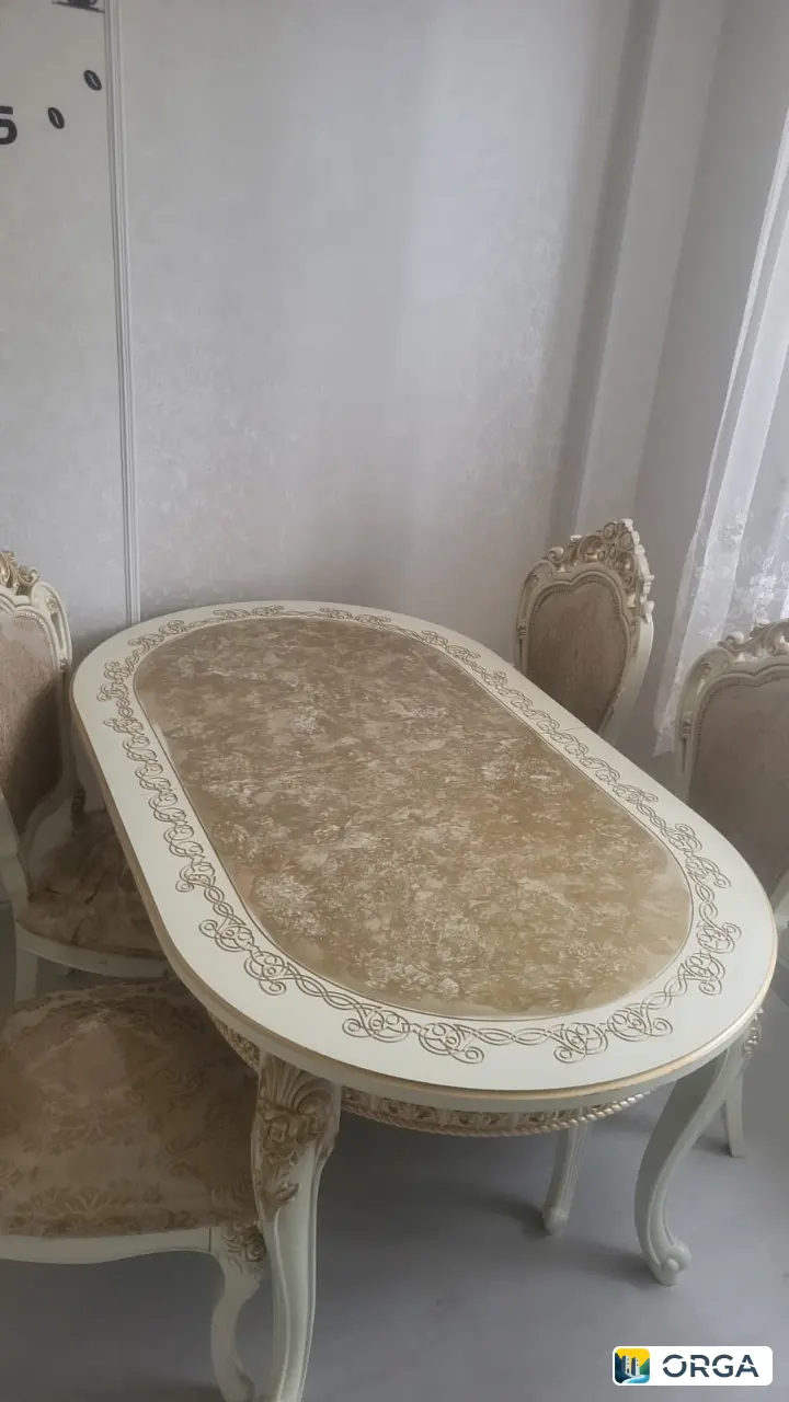 Стол и стулья