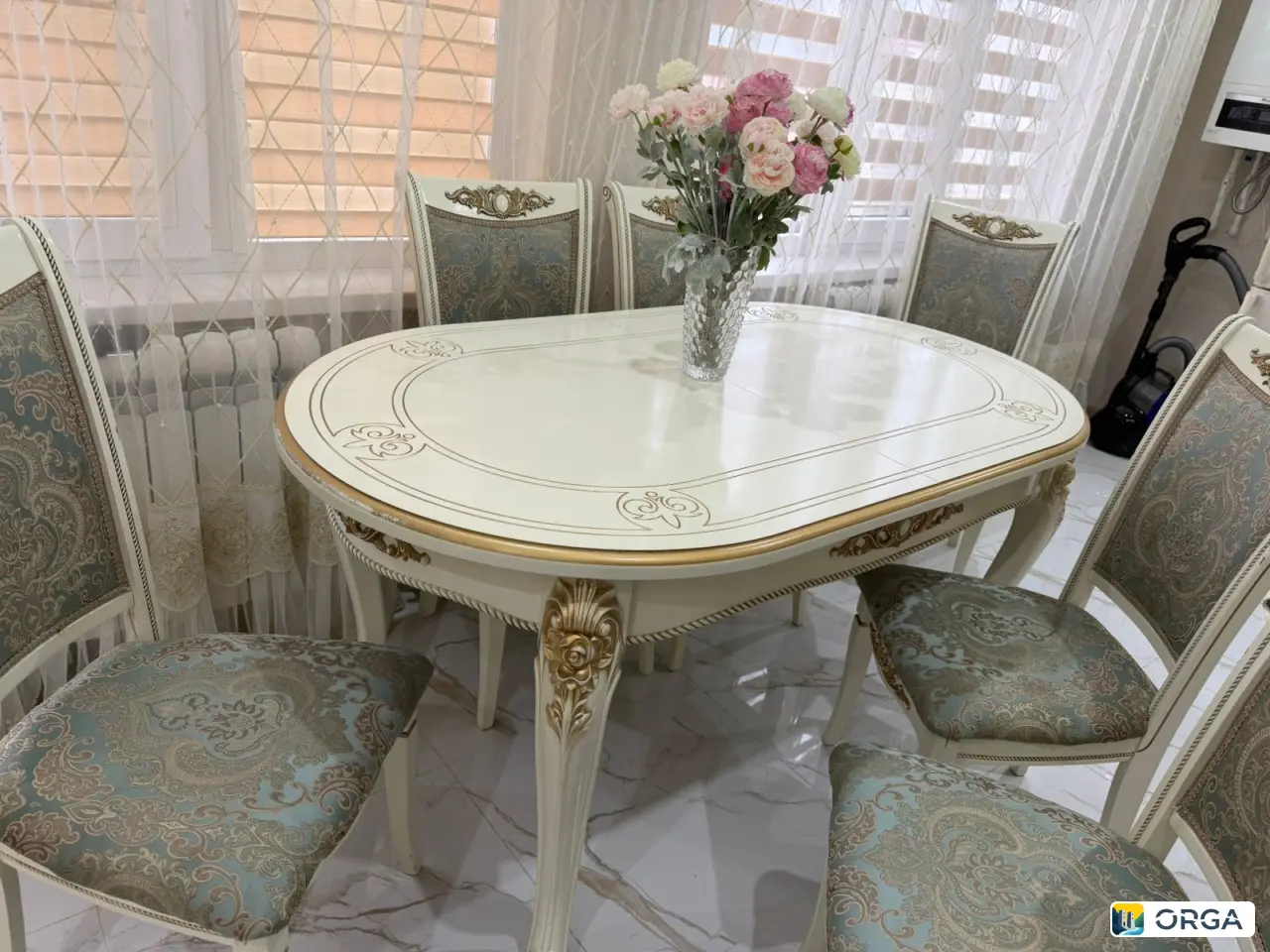 Стол и стулья в хорошем состоянии