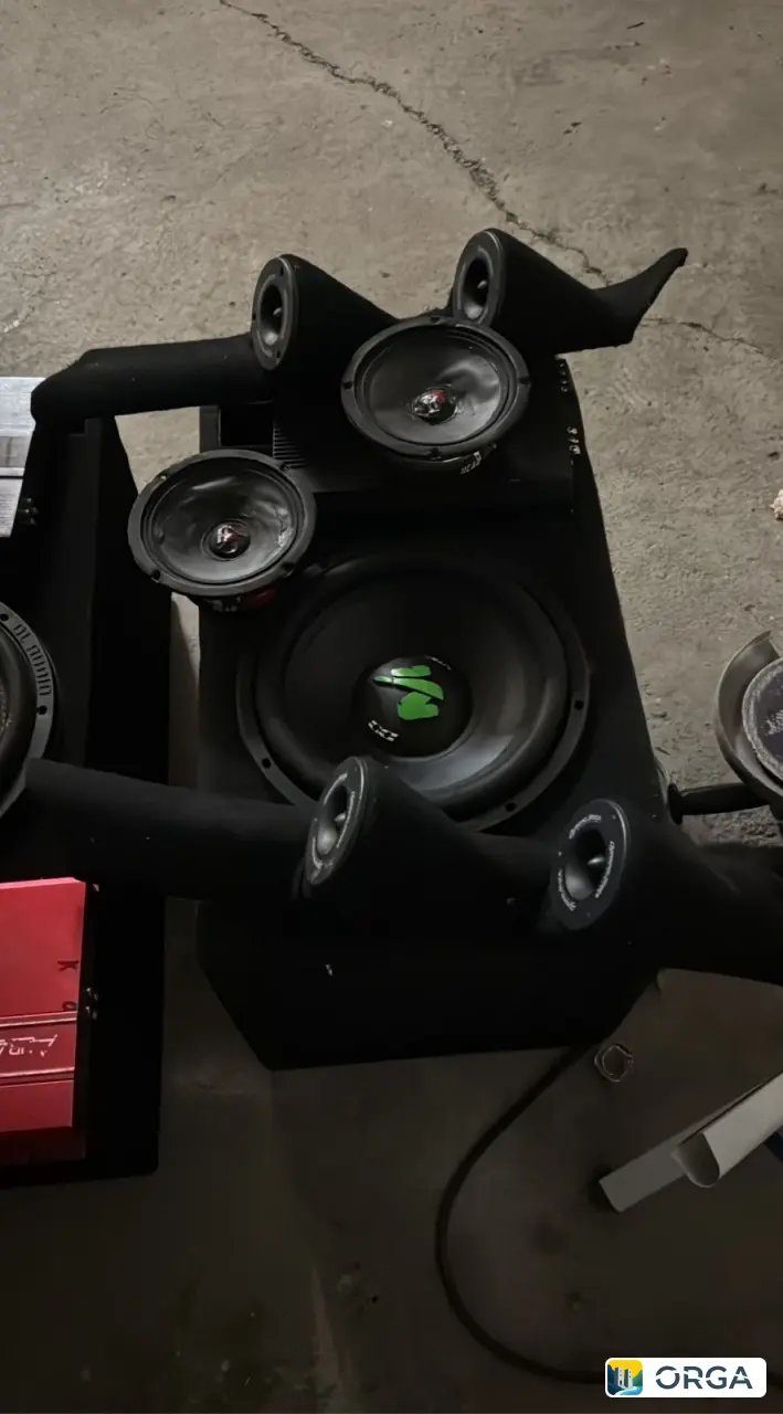 Автомобильный сабвуфер Мачето 12, моник, колонки, стойки на Приору с рупорами
