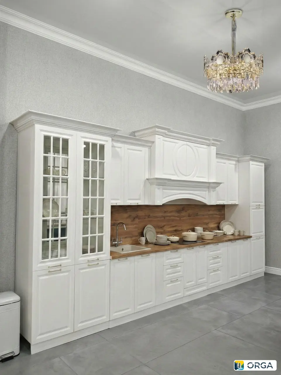 Кухонный гарнитур «Анна» 350×245 см, белый с золотыми элементами, столешница орех