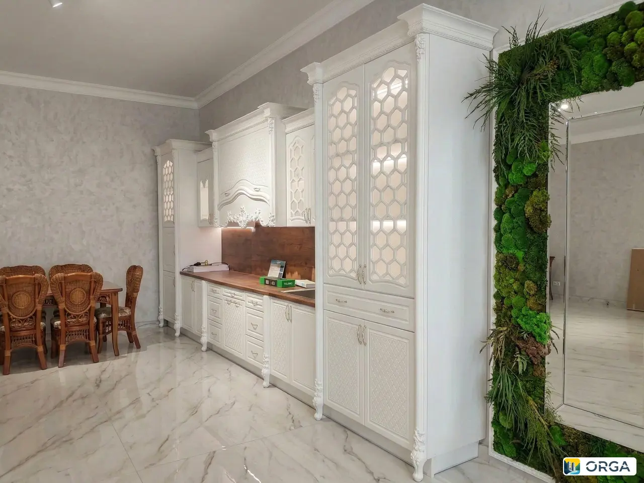 Кухня «Адалия» в белом, размер 540 см, барочный стиль, фасад МДФ, цвет белый матовый, столешница орех